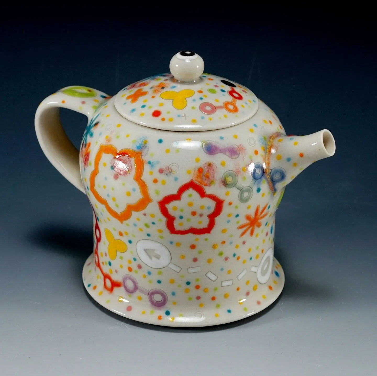 Princess Sauce Dispenser ✨

I love making little things, and this is one of those designs that I believe can elevate your mood when using it.

This handmade #porcelain sauce dispenser features bright, colorful speckles and small hidden details you mi