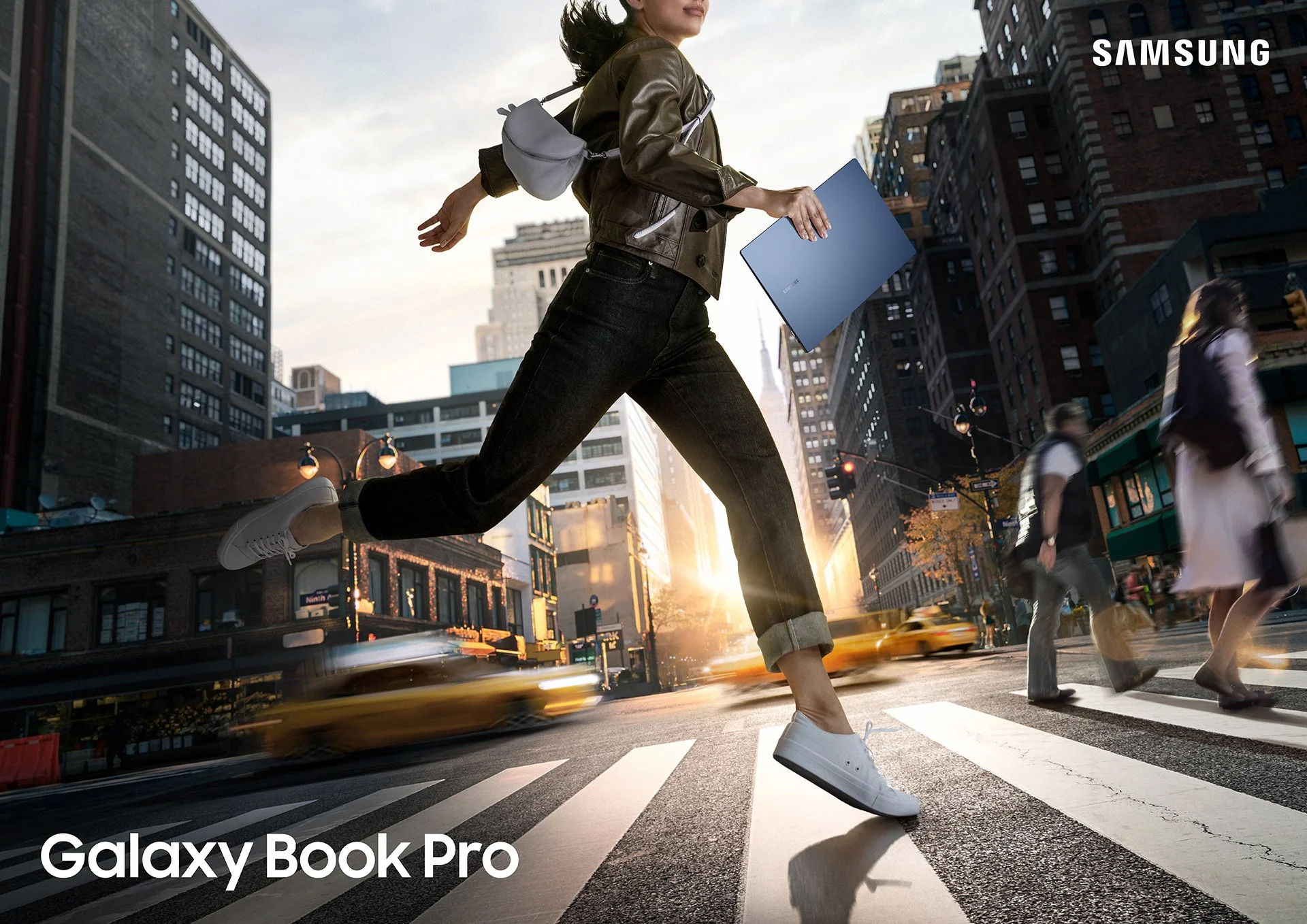 Galaxy-Book-Pro_Lifestyle-KV_Mobility_Blue.jpg