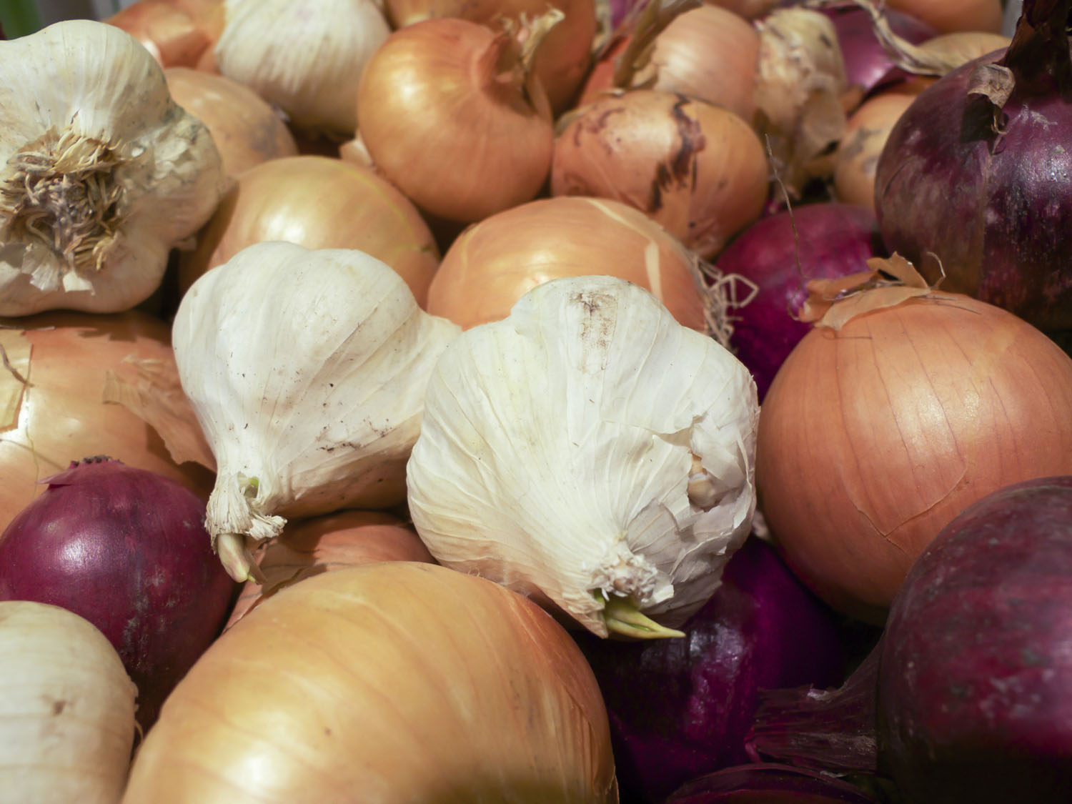 Pair garlic with onions to maximize the release of organosulfer compounds that benefit cardiovascular health.