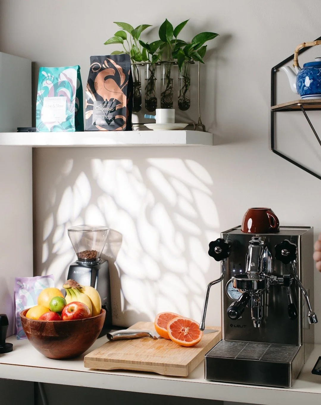 Good beans ☕ 
Good light ☀️ 
Good morning 😌

#SquareOneCoffee #MorningCoffee #SpecialtyCoffee #FreshlyRoasted #DoGoodWork