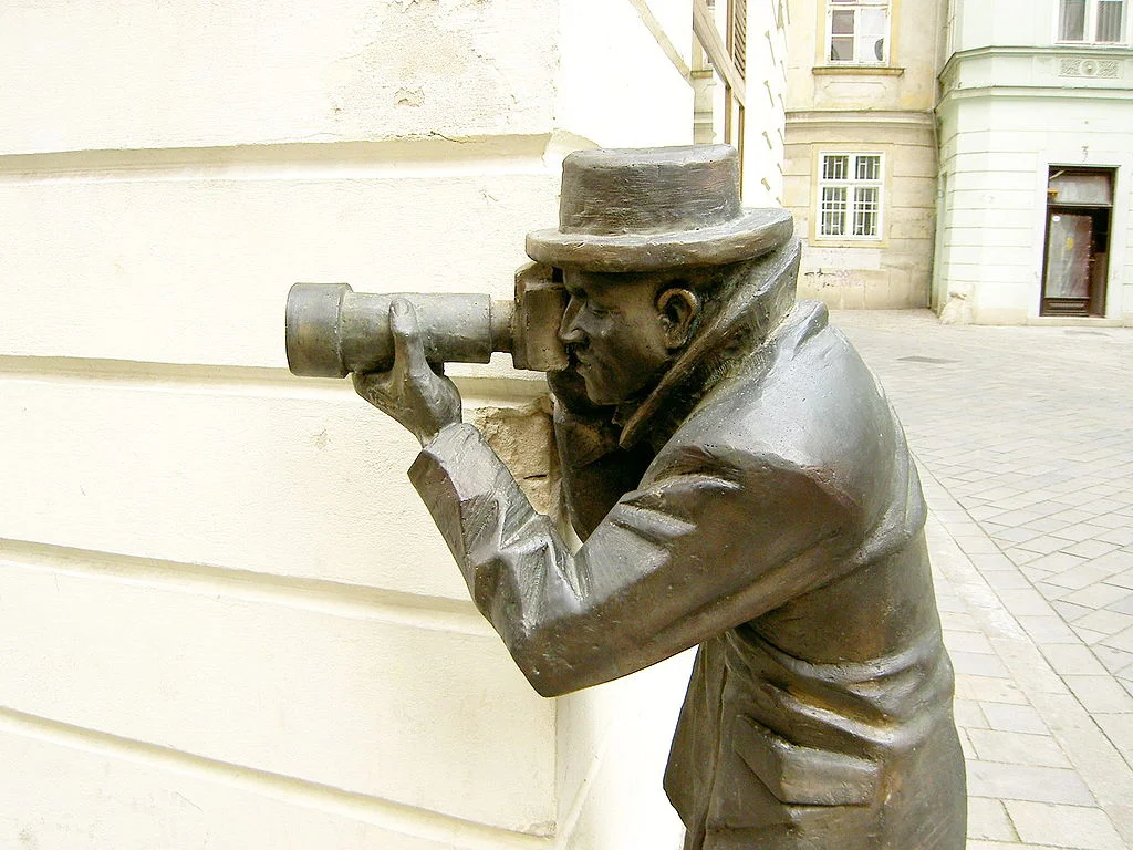 1024px-Bratislava_Bronze_Paparazzo