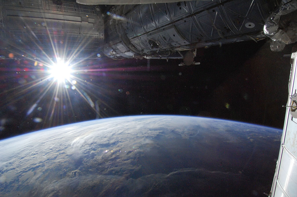 1024px-Sun_Over_Earth's_Horizon