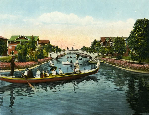 Kinney recruited real Italian Gondoliers to paddle tourists around the canals