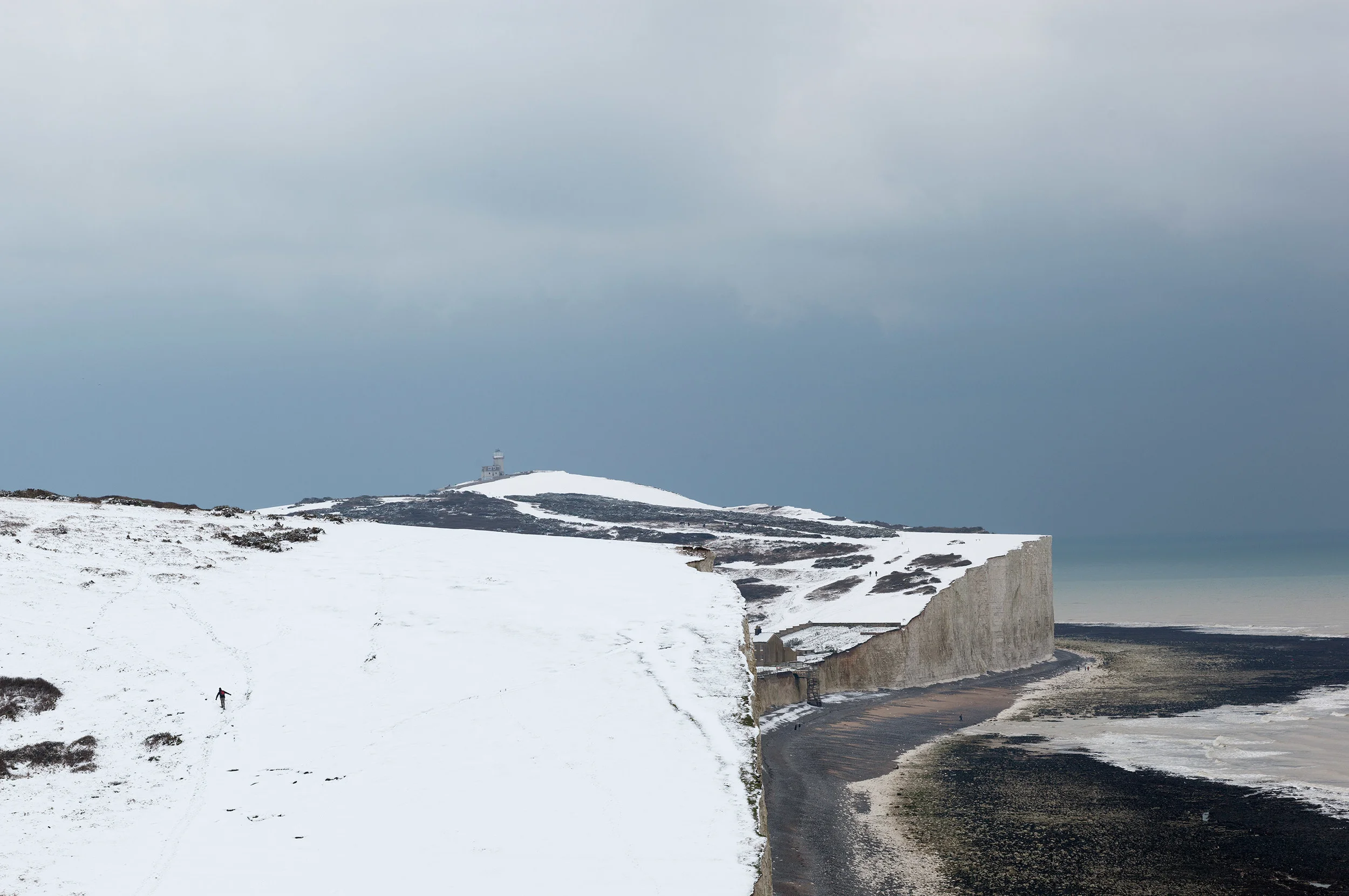 dunkmckenzie_man_walking_beachy_head_in_snow_winter_cr_2560.jpg