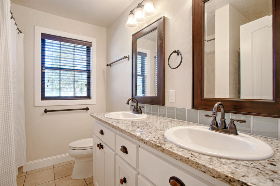 Hall Bath.jpg