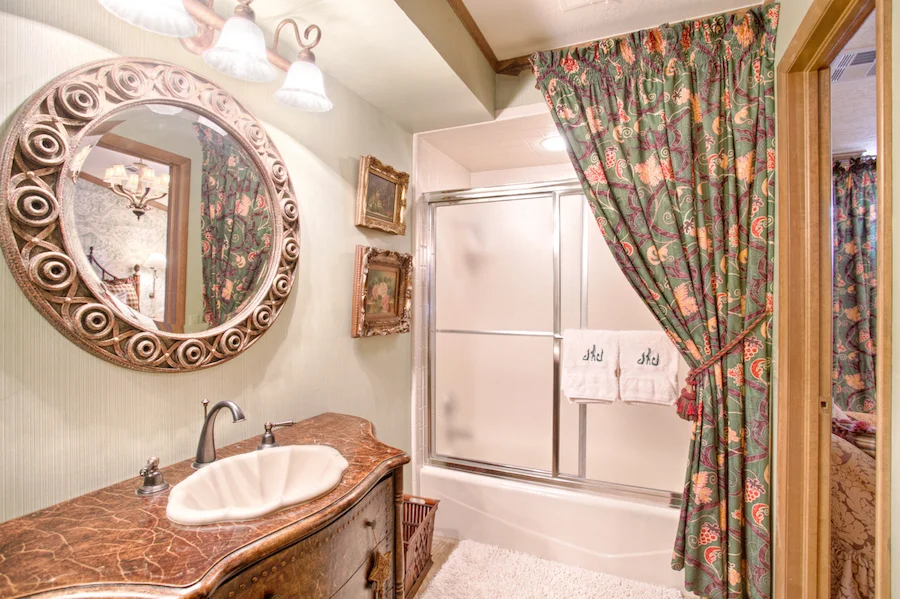 Hall Bath.jpg