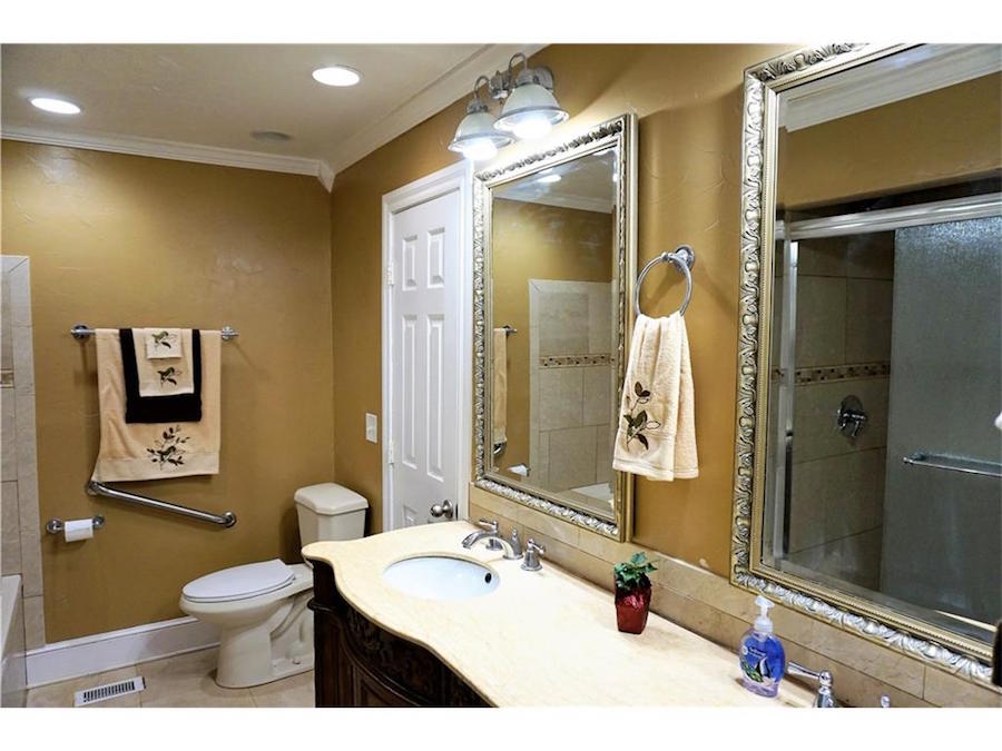 Hall Bath.jpg