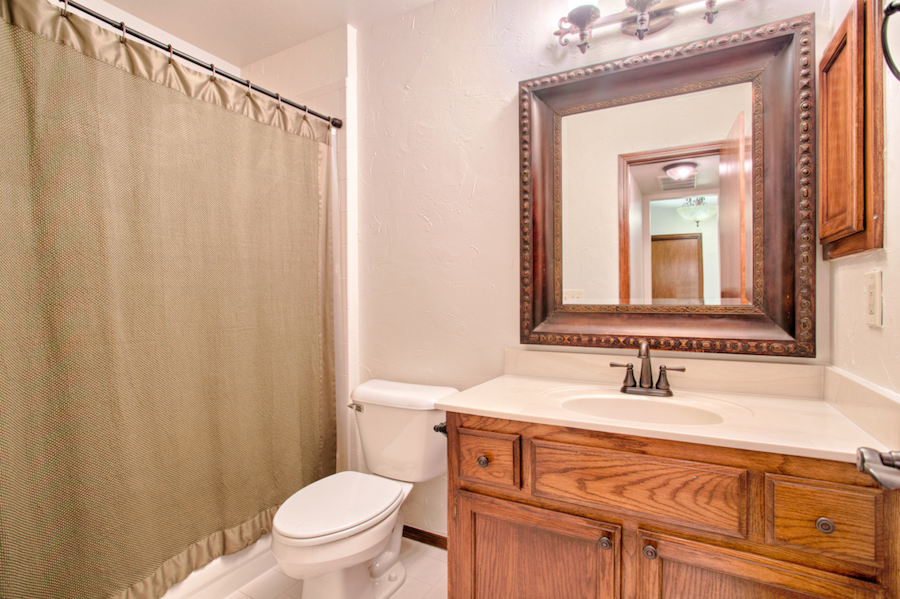 Hall Bath.jpg