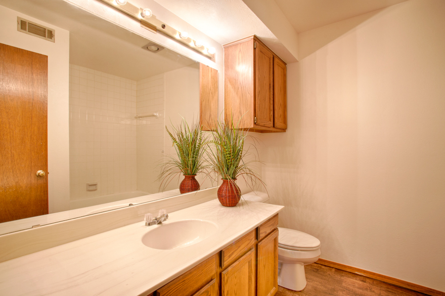 003-Hall Bath.jpg