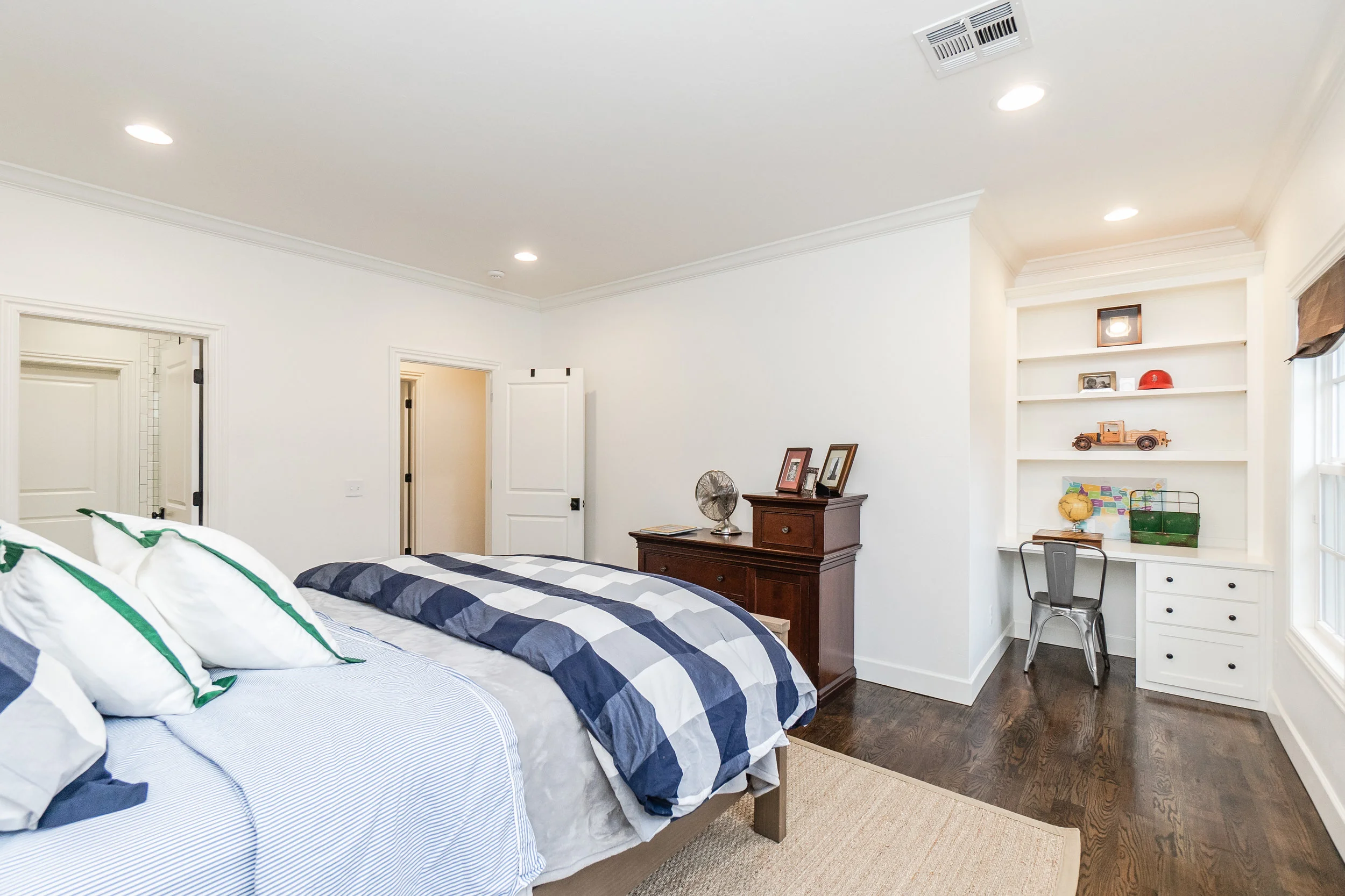 Who wouldn’t love to study or day dream in this room! Direct bath access.