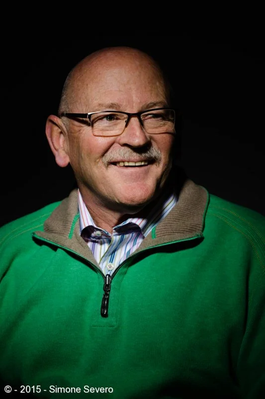 Olin has this great smile and enthusiasm and he came over for a class I was teaching about How to set up a home studio. In the end, when we were done, I asked him to be my portrait of the day. I took 2 pictures. In the other one he was laughing, but…