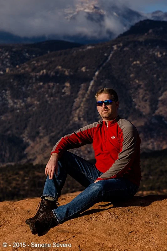 Ryan is a nice photographer friend who moved out of Colorado last year. We was in town for a day and contacted me. Since he missed the mountains, we picked Garden of the Gods as the scenario of his portrait. Natural light, around 9: 15 in the mornin…