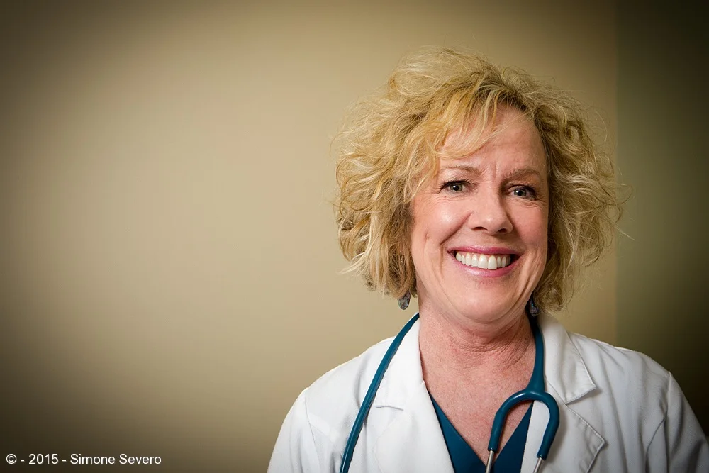 She is a nurse and she has a very busy routine, which means we took her portrait in less than 2 minutes, without the lightstand, the softbox, or the umbrella.She loves cats and dogs and she is a very compassionate woman.&nbsp;For her portrait, the q…