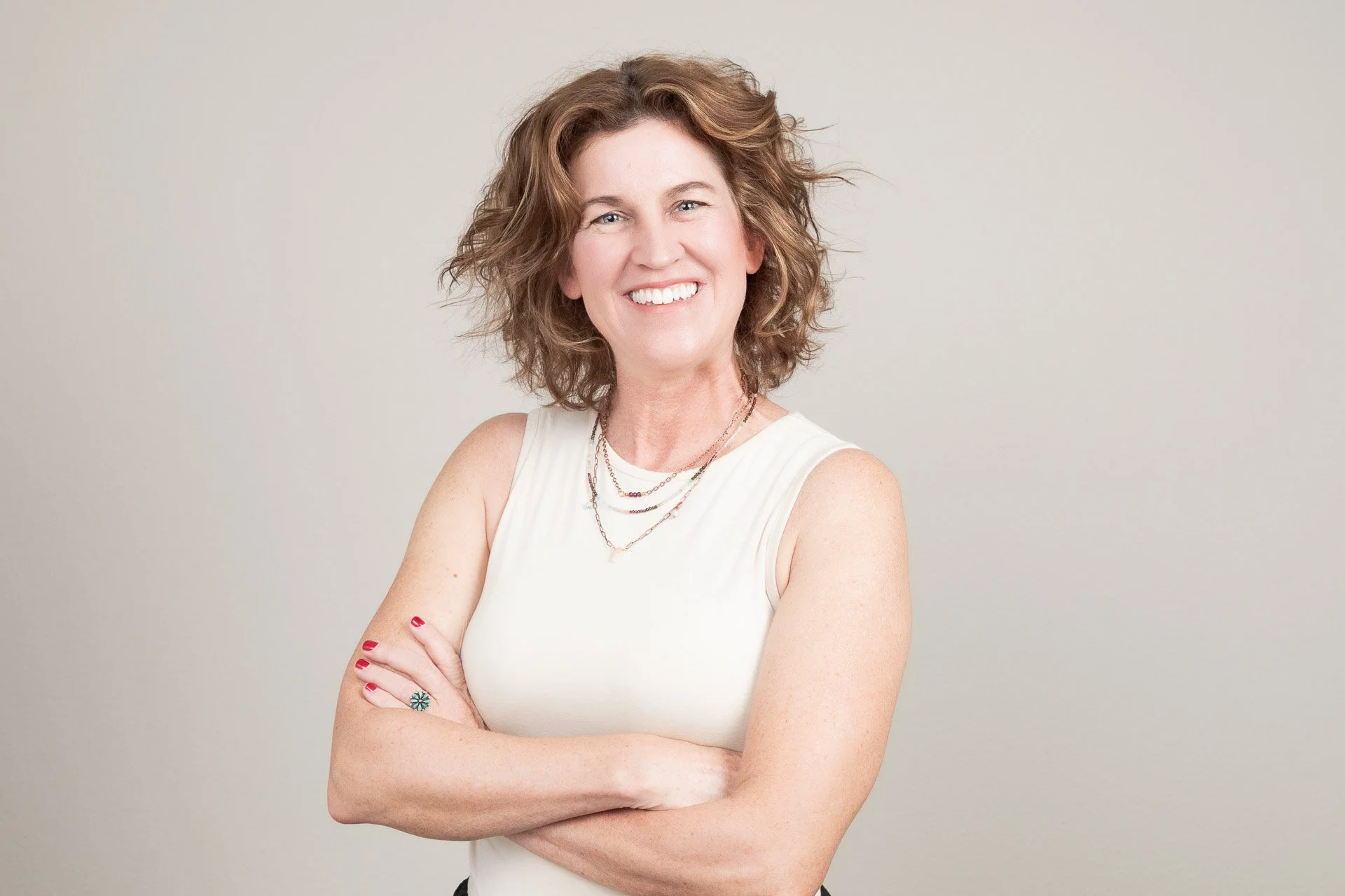 Headshots: Studio Look vs. On-Location Look – Which Is Right for You?