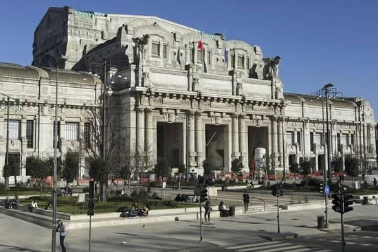 stuart-forster-the-facade-of-milan-central-railway-station-milano-centrale_a-l-13830339-4990827.jpg