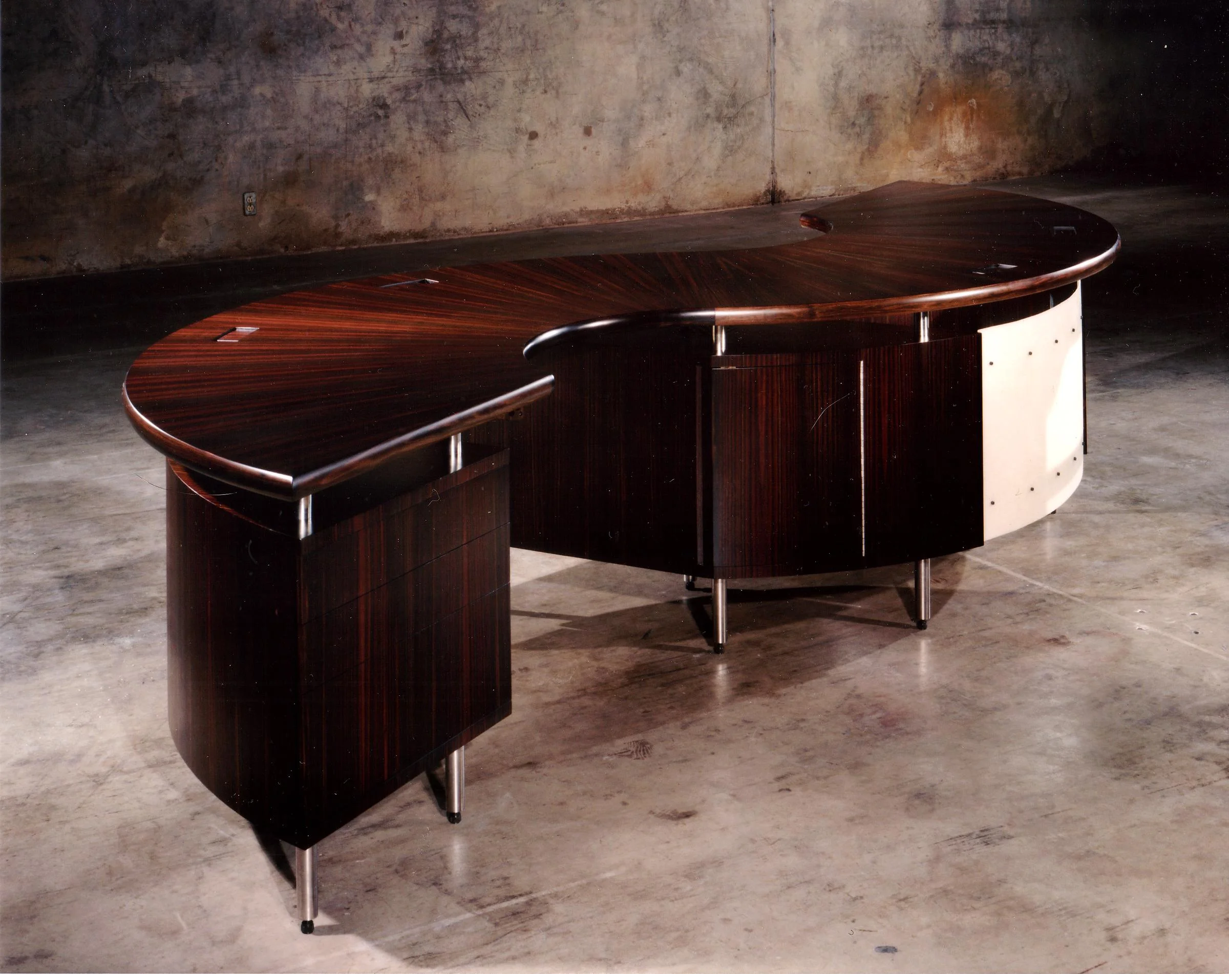 Kira Partners Desk