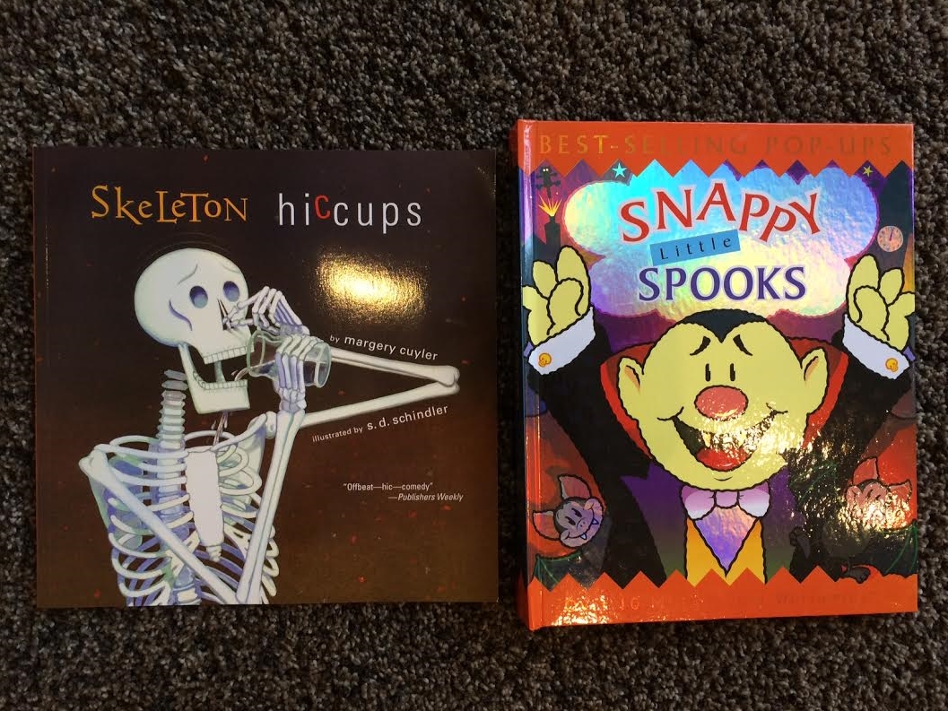 レンタル用のハロウィーンの本が入りました☆ ①Skeleton Hiccups (しゃっくりガイコツ) 朝からしゃっくりが止まらないガイコツ。シャワーを浴びても hic,hic hic。歯を磨いてもhic,hic,hic....。息を止めるとか、逆立ちして水を飲むとか友達のゴーストがさんざんアドバイスしますが効き目なし。そこでゴーストが思いついた素晴らしいアイディアとは? ➁SNAPPY SPOOKS(テキパキ スパイ) 子供達が喜ぶ絵仕掛けがたくさん!ハロウィーンのイベントでもご紹介いたします♪