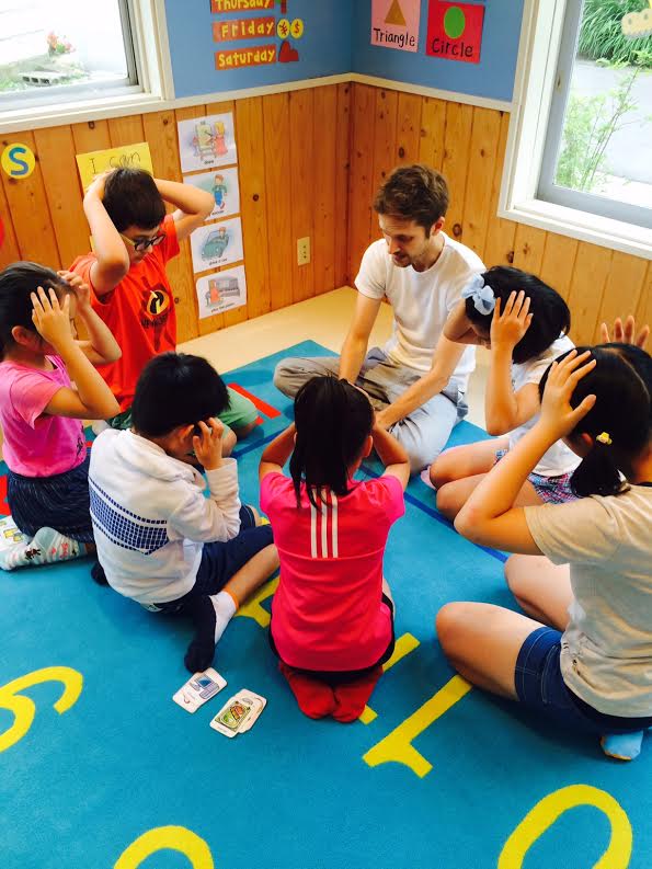 Everyone~! Hands on your head!