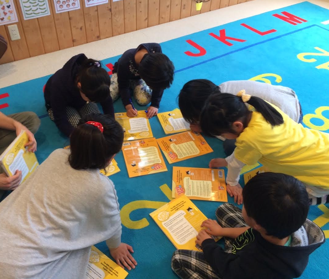 新しいテキストをもらいワクワクしている子供達!今学期もがんばりましょうね☆☆☆