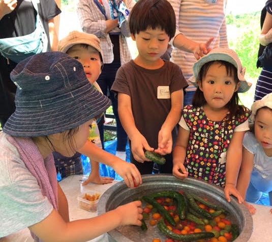 ジャガイモ堀の後はみんなで新鮮なトマトやきゅうりの試食! "yummy!!!!!!!!!" 暑い中お疲れ様でした! またイベントがありましたらお知らせいたします