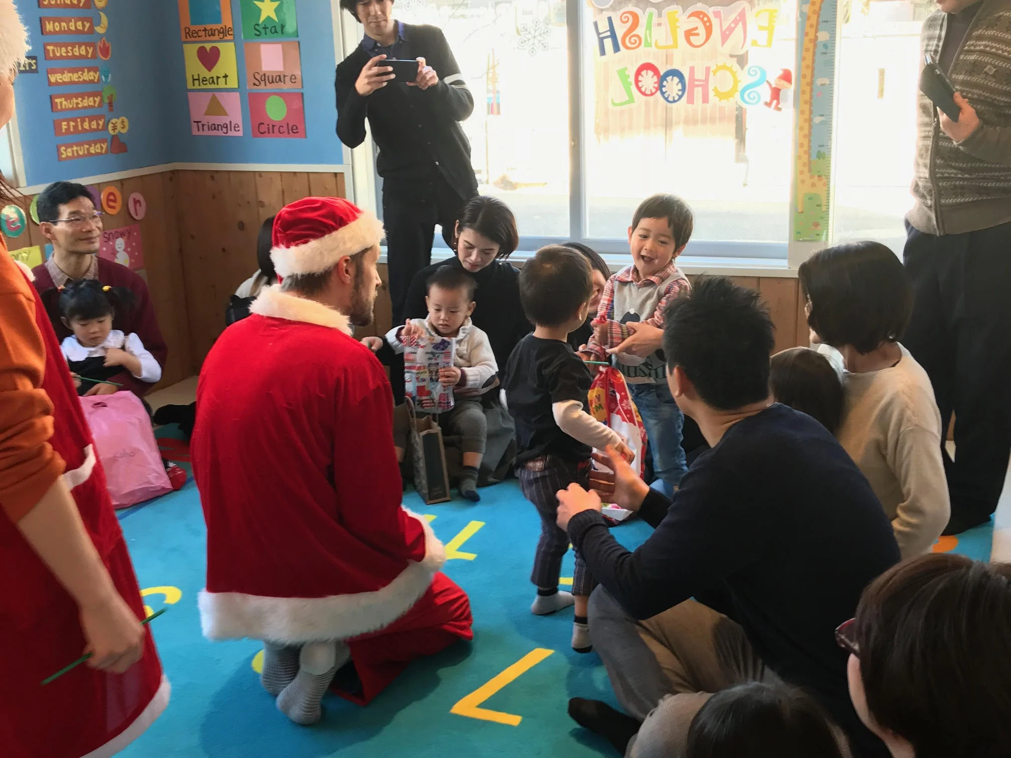 毎年恒例のクリスマスプレゼント交換♬ 何が入っているかな??? Here you are! Merry christmas! 子供達も照れながらもちゃんと言えましたね^^
