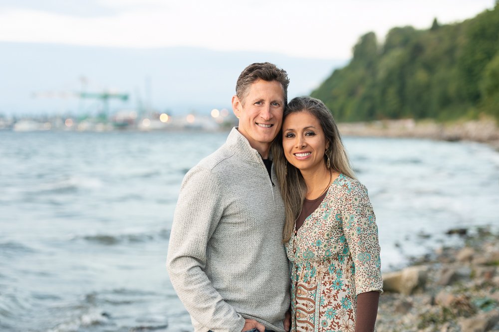 Snohomish Family Photographer - Mom and Dad at the beach