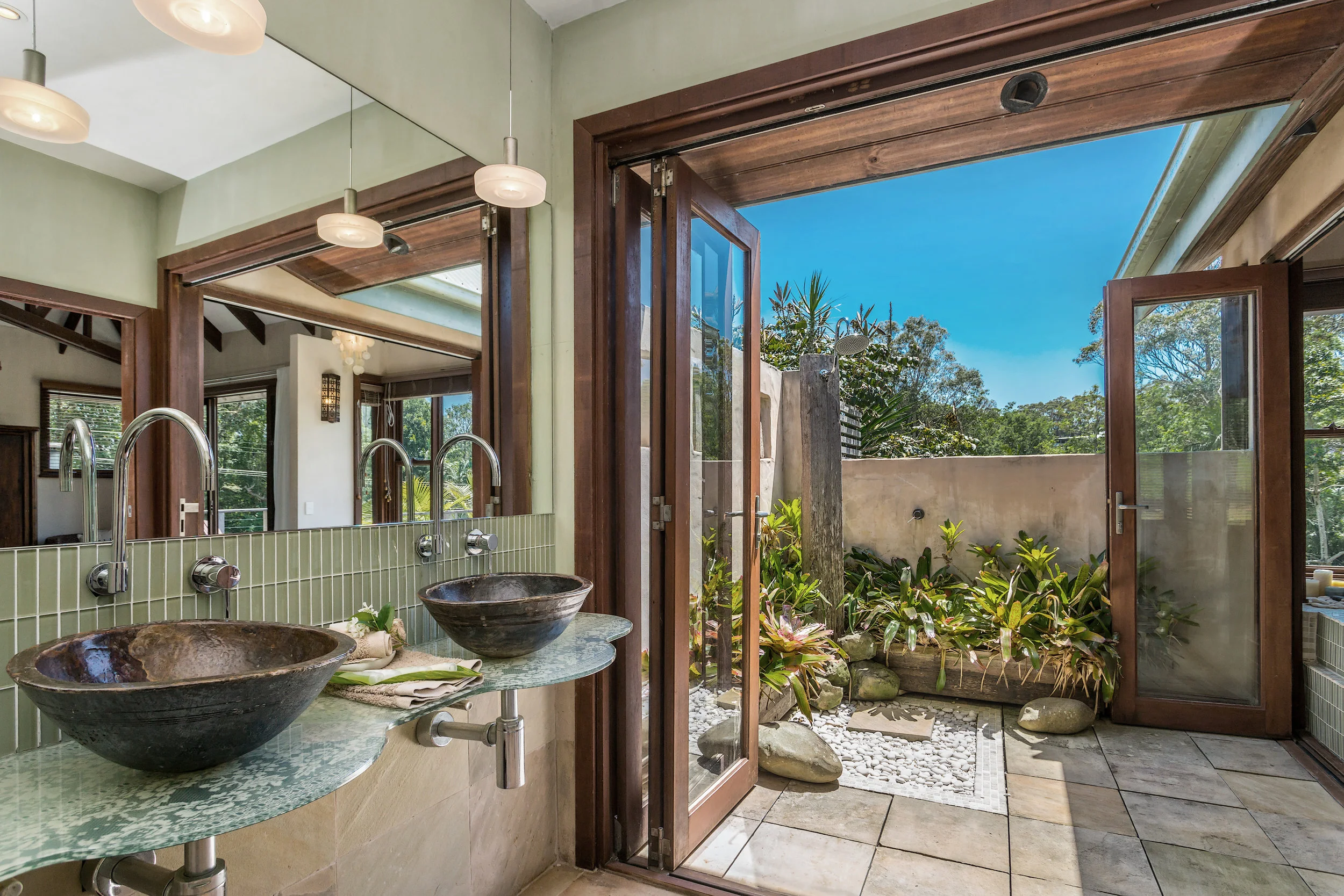 HOUSE Main Bathroom.jpg
