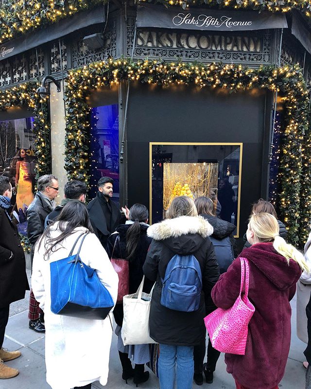 The perfect way to celebrate the season: holiday windows on 5th Avenue. Our FSF Scholars alumni group received an exclusive tour of the iconic @saks holiday windows, with none other than @raylindsuarez, the retailer's visual director of windows. Than