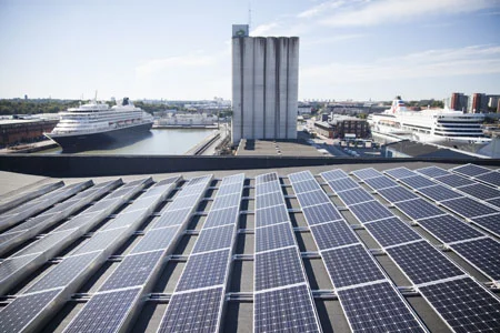 Projektering av Stockholms största solcellsanläggning. På taket till Magasin 6 i Frihamnen finns sedan 30 juni 2013 Stockholms största solcellsanläggning. Systemet består av 1500 m2 solceller installerat med en teknik som kräver mycket låg vikt utan att penetrera takskiktet. Vi har stått för förstudie, projektering, upphandling och står för fortsatt uppföljning. Läs mer här .