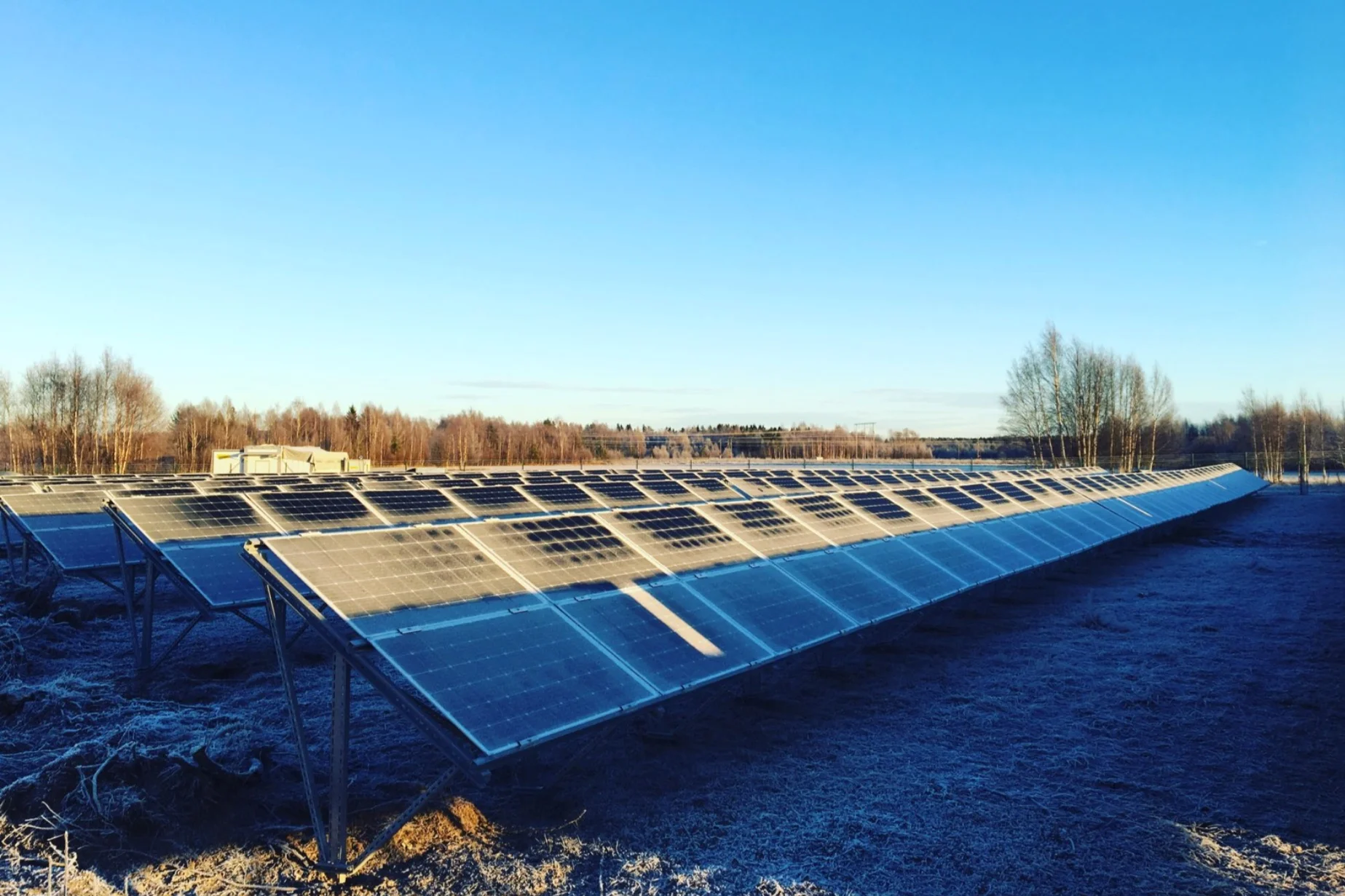 Sunderbyn, Luleå Energi Luleå Energi valde att utnyttja sitt nordliga läge med midnatssol och snöreflektion och har installerat 700 kW bifacialmoduler. Det är Nordens största anläggning med dubbelsidiga moduler och kanske den nordligaste solparken? Paradisenergi har gjort förstudie och upphandlat parken. Sunderbyns solcellspark står klar under vintern 2018-2019. Läs mer här.