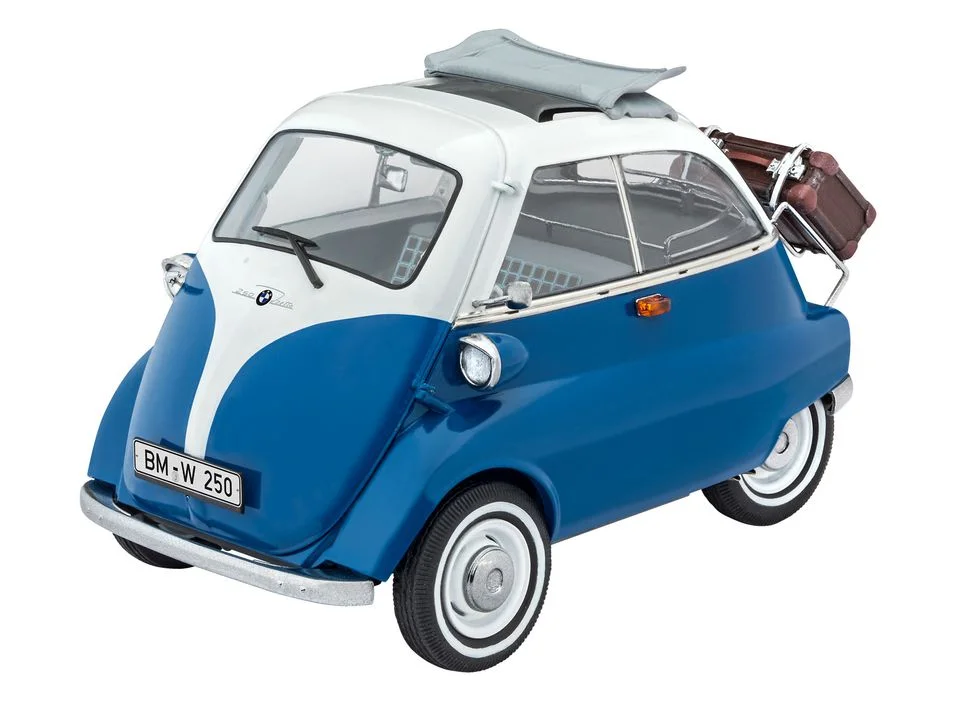 De BMW isetta... De echte Isetta: De Isetta werd bebouwd van 1955 tot en met 1962. Na de 2de Wereldoorlog was er behoefte aan vervoer waarin men zich "overdekt" kon verplaatsen. Door materiaaltekorten bouwde men na de oorlog vooral auto's met drie wielen Wat de Isetta zo speciaal maakte was zijn cockpitachtige snuit en de deur die vooraan zat. Het bouwpakket: De bouwkit van de legendarische BMW Isetta laat toe om een mooie klassieker tot schaamodel te verwerken. In Duitsland noemde men in de volksmond dit model soms ook wel de "Knutschkugel".