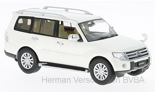 F43-075 Mitsubishi Pajero 4WD, met. wit, First 1:43 Models