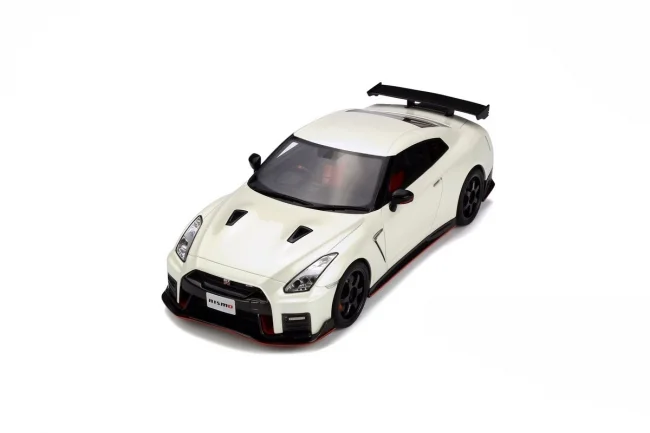 GT160 Nissan GT-R Nismo 2017, wit met., GT Spirit