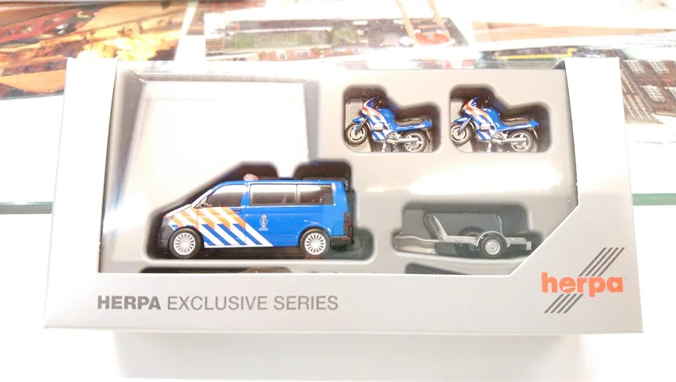 930932 VW T6 + aanhanger "Marechaussee" (NL), Herpa