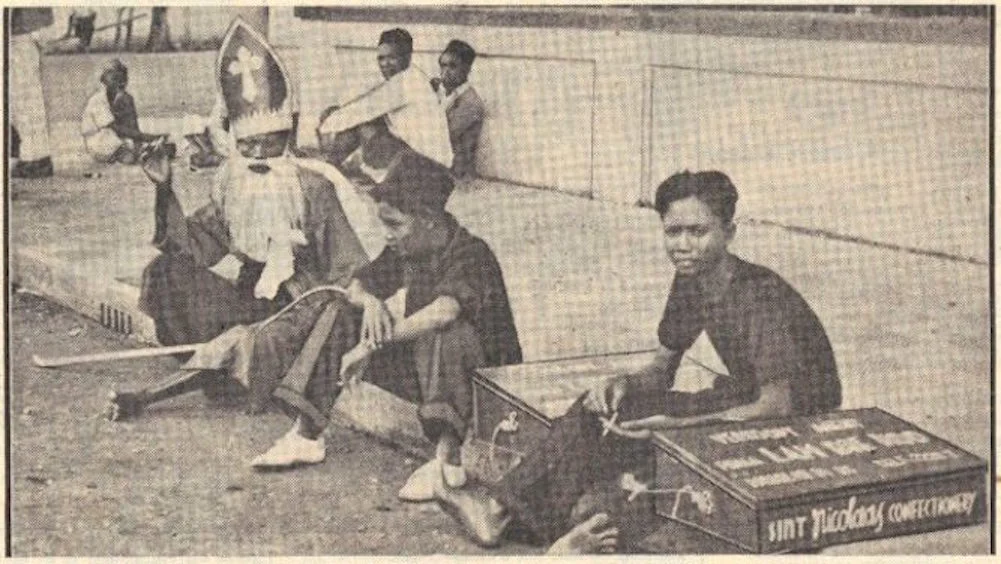 Sinterklaas (dari bhs Belanda atau Sint Nicolass, Inggris : Saint Nicholaus. Beda dengan Santa Claus)) sedang nongkrong di pinggir jalan Surabaya. 1938. Untuk penjelasan tambahan baca di https://www.facebook.com/didotklasta.harimurti/posts/10205420538368750