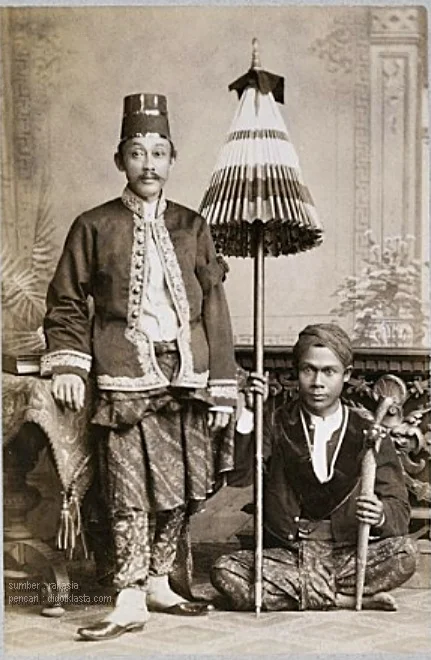 Kemungkinan besar bupati (regent) Salatiga ke 6 dimasa kolonial; Raden Adipati Surodiningrat II (1886 - 1891) sedang bergaya di kediaman regent Soerabaja dalam acara memperingati wafatnya raja Belanda Willem III. ca 1890. Baca tentang Bupati ke 4 yang berjuluk ‘Seda Amuk’ di https://www.facebook.com/didotklasta.harimurti/posts/10212180457122494