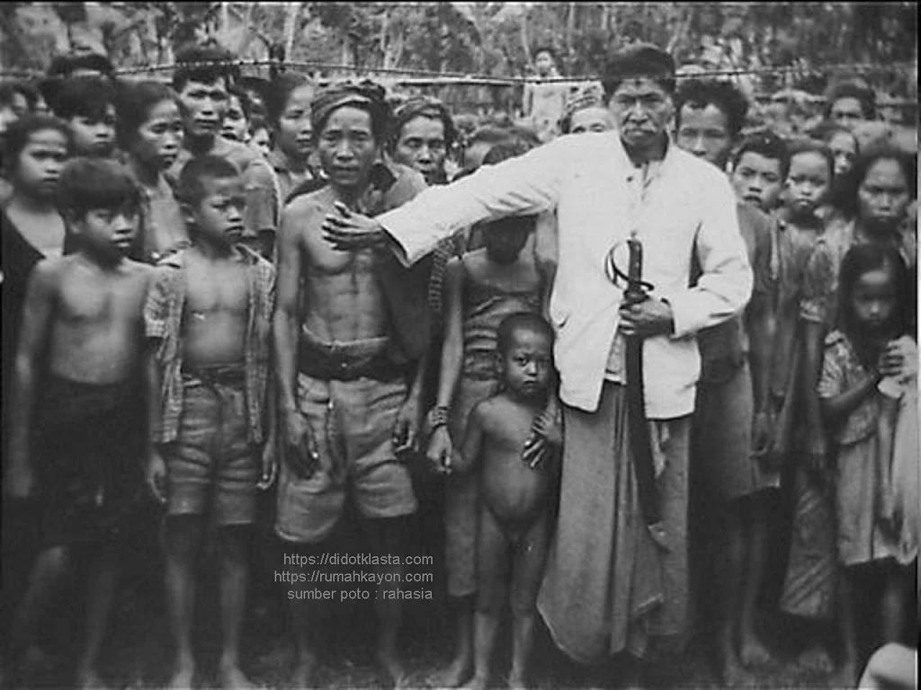 Rakyat Salatiga menunggu pembagian pakaian oleh Palang Merah (internasional). 18 September 1947.