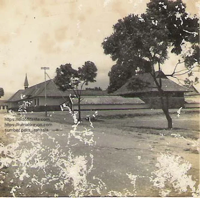 SMP Negeri 1 Salatiga tempu dulu. Tahun entah. Tahun 1982 saat aku mulai masuk, lapangan depan kanan sudah menjadi lapangan basket?