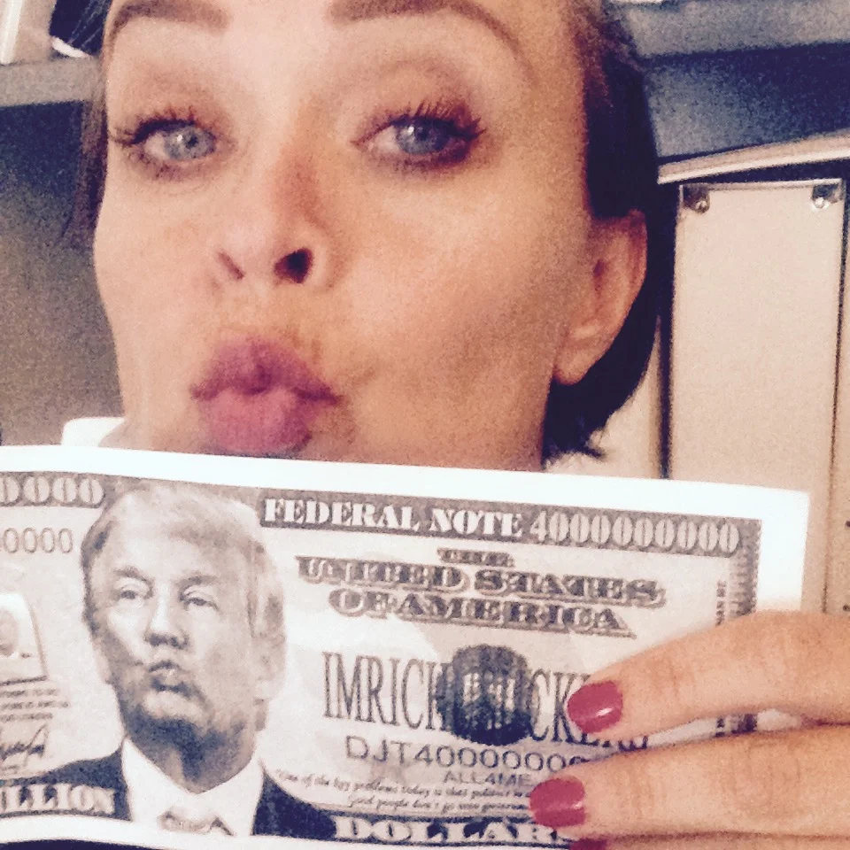 En velment gave til opprettholdelse av kunstnerinnens slaraffenliv. 8 milliarder Trump-Dollar kommer godt med ;)