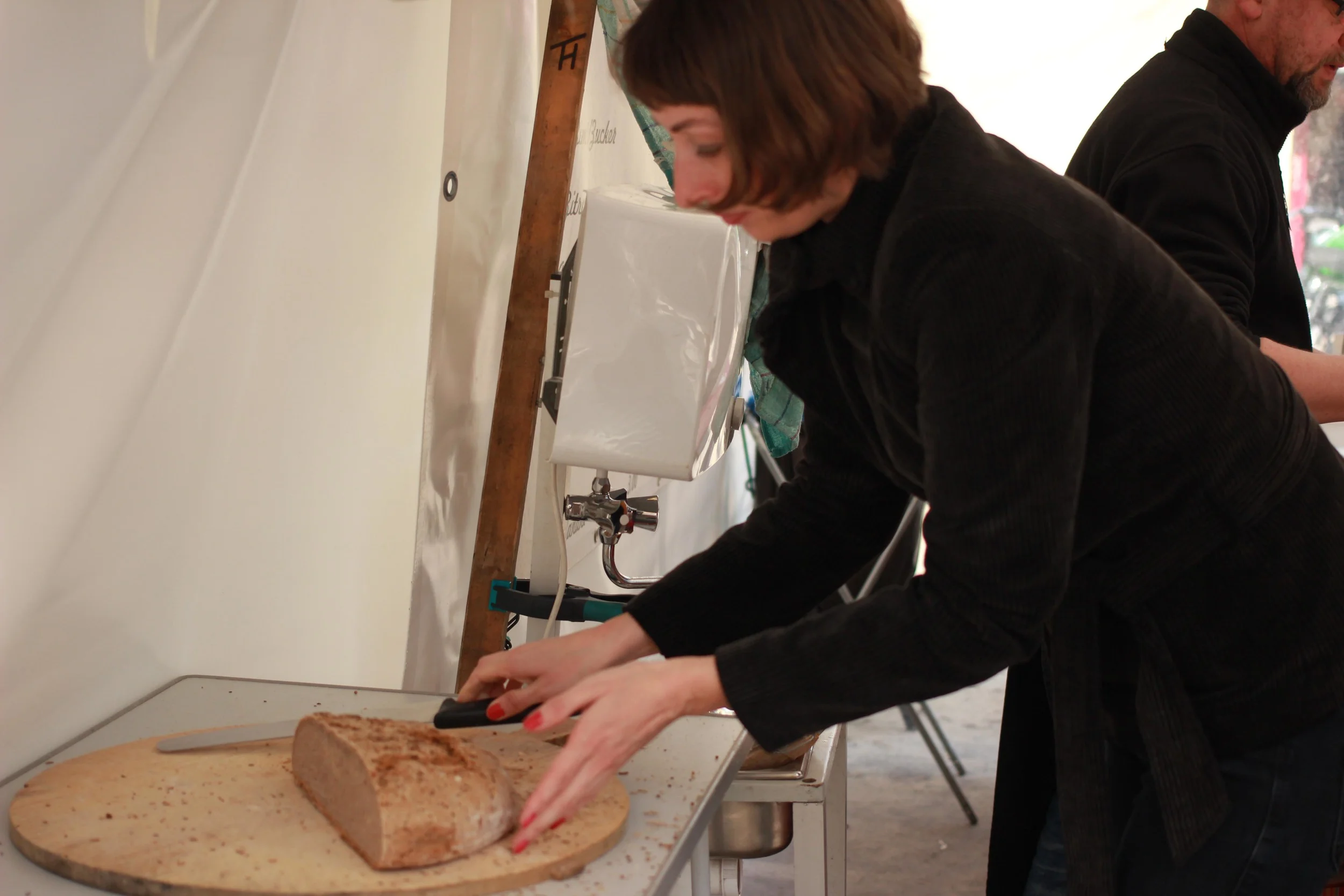 Wegen des fränkischen Holzofenbrots kommen Stammkunden sogar aus Westberlin an Sylvias Stand.