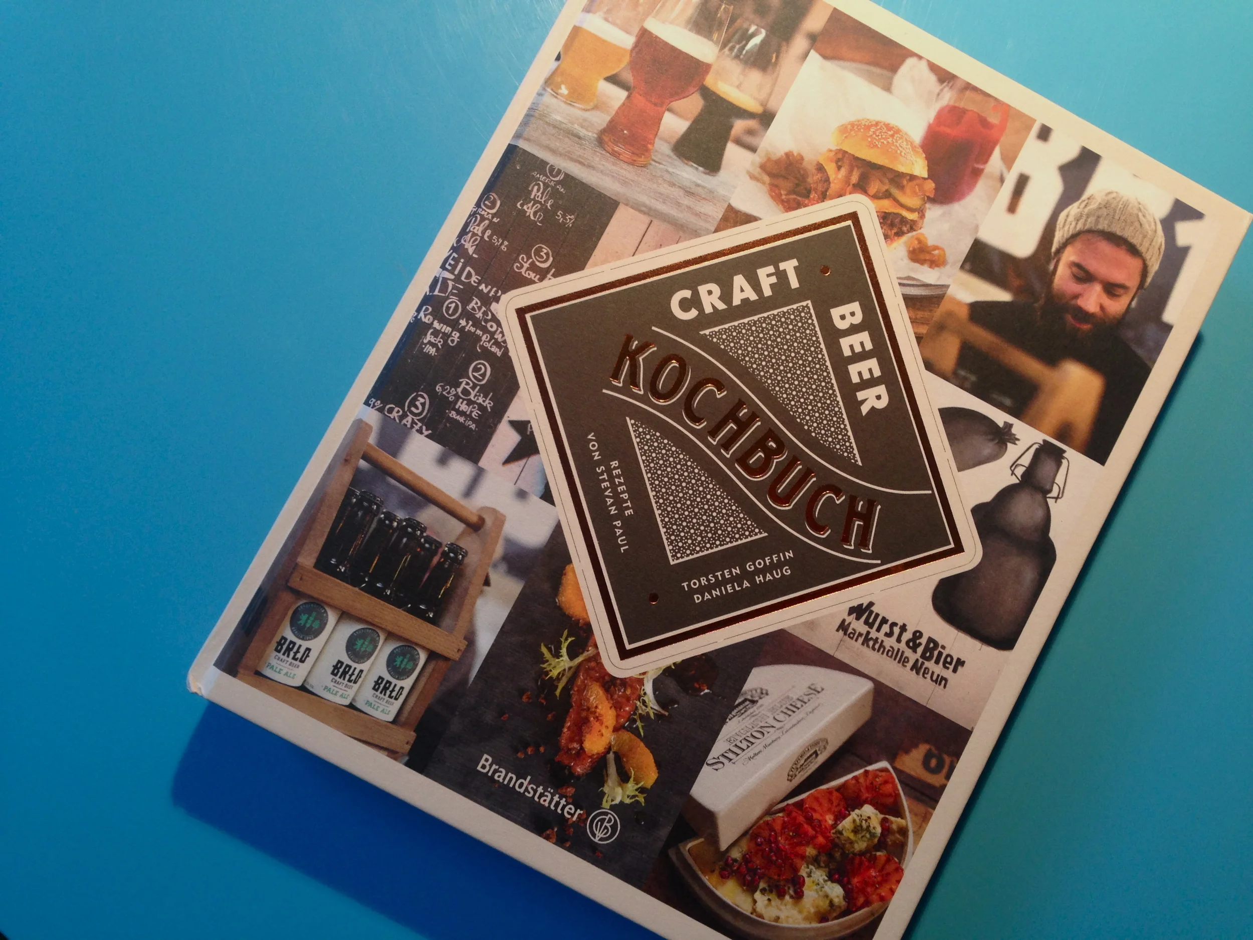 Liegt griffbereit auf unserem Küchentisch: das neue Craft Beer Kochbuch.