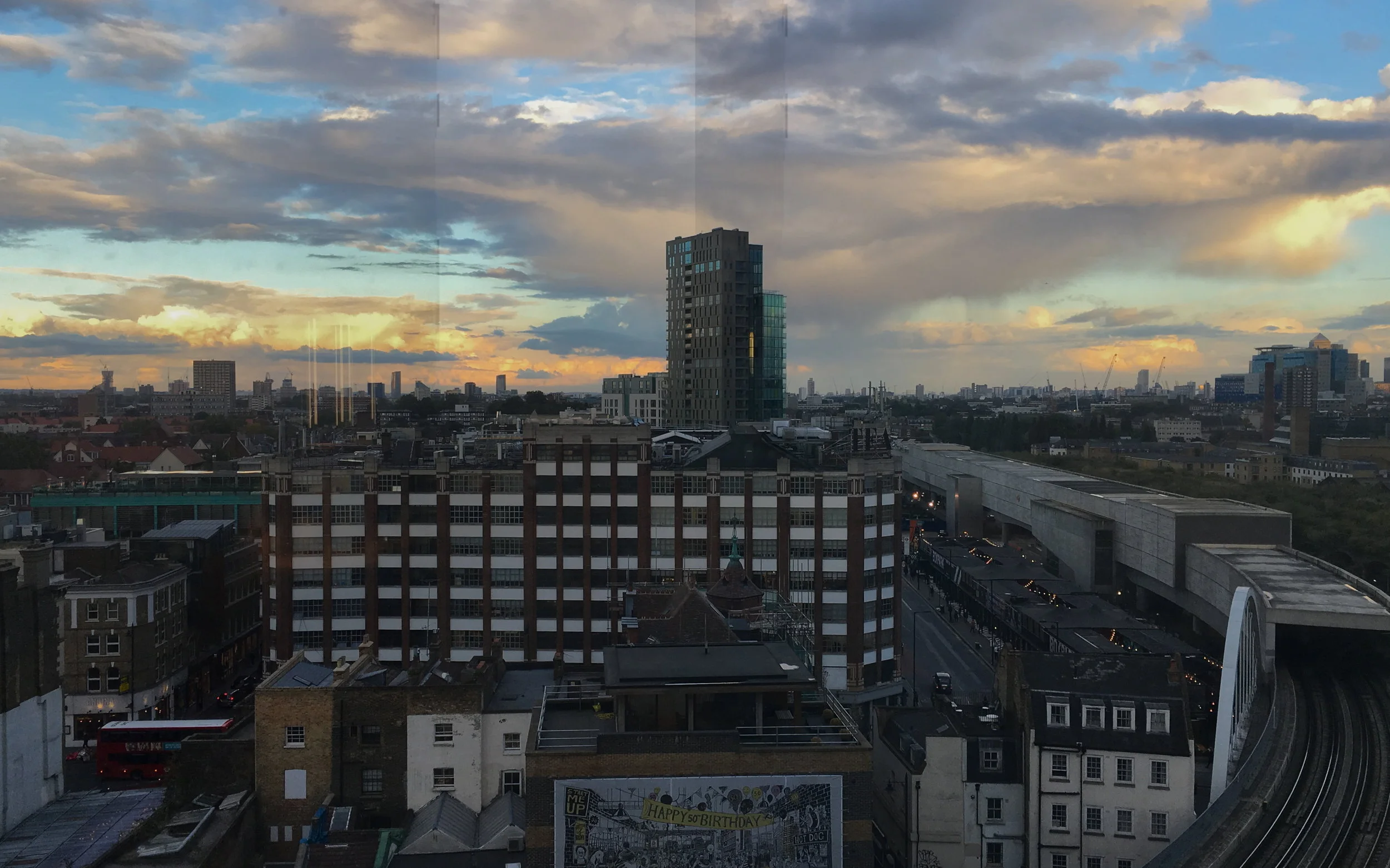 Blick aus dem Hotelfenster: Wenn man genau hinschaut, entdeckt man das Andina ganz links unten, hinter dem roten Doppeldecker, an der Ecke Redchurch und Shoreditch High Street.