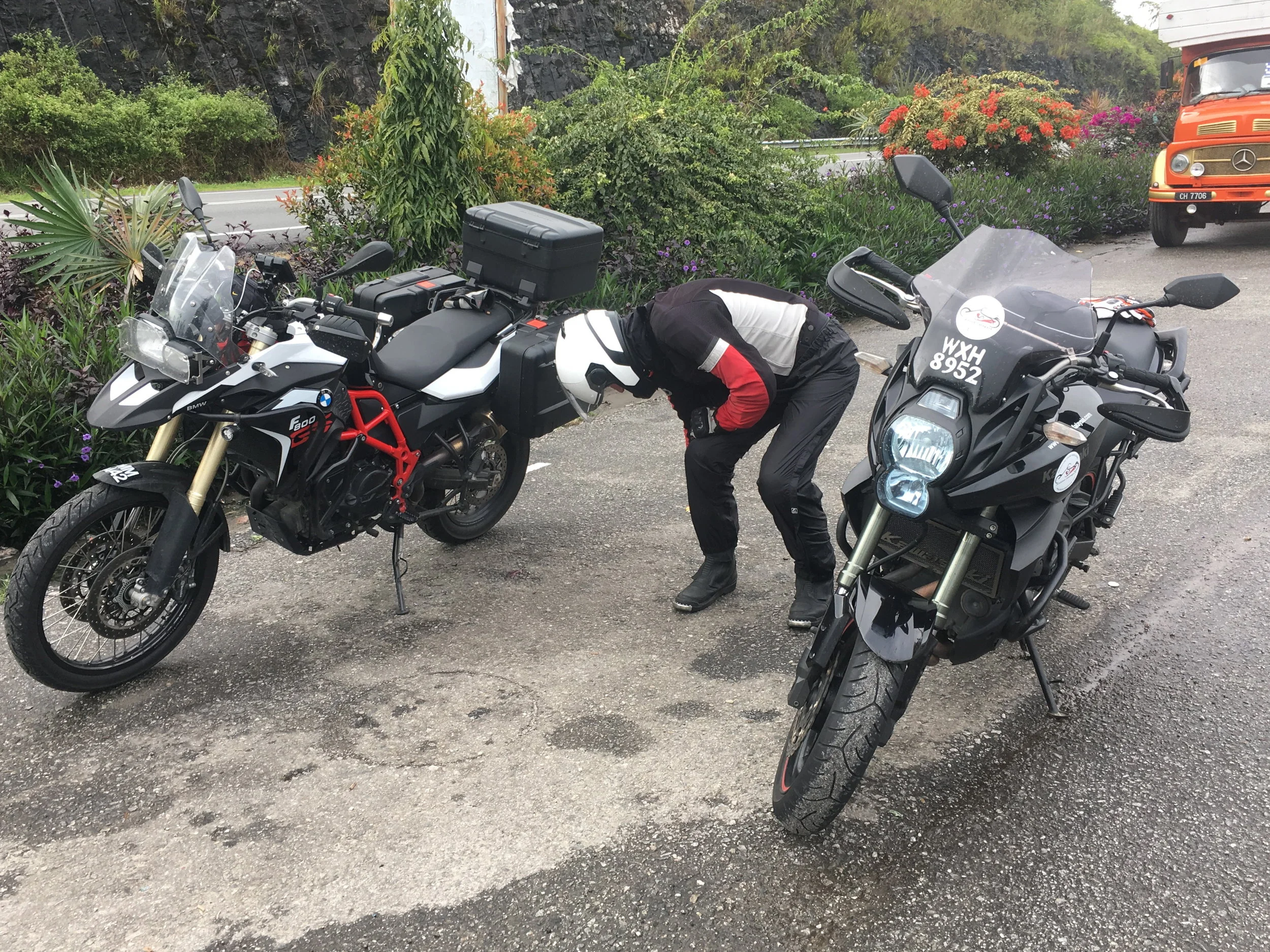 Die ersten 400 km. Fertigmachen zur Weiterfahrt.