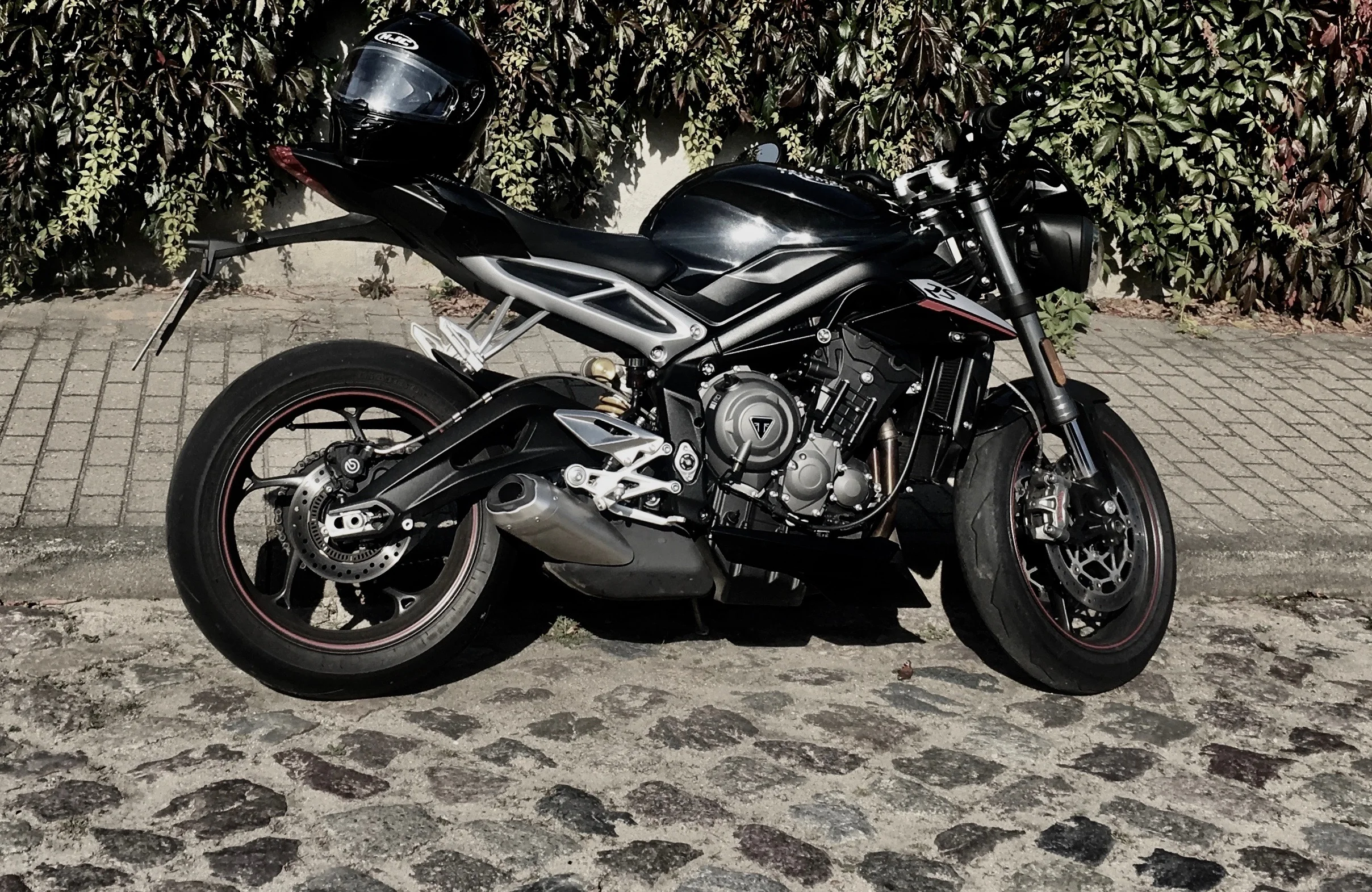 Vor mir die herrliche Triumph Street Triple RS, hinter mir der herrliche Fischimbiss von Michael Wickert.