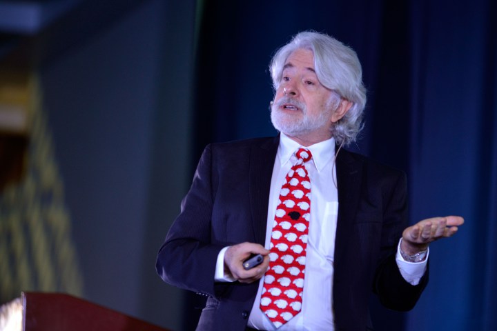 Leonardo Garnier en conferencia en el CIIE 2015.