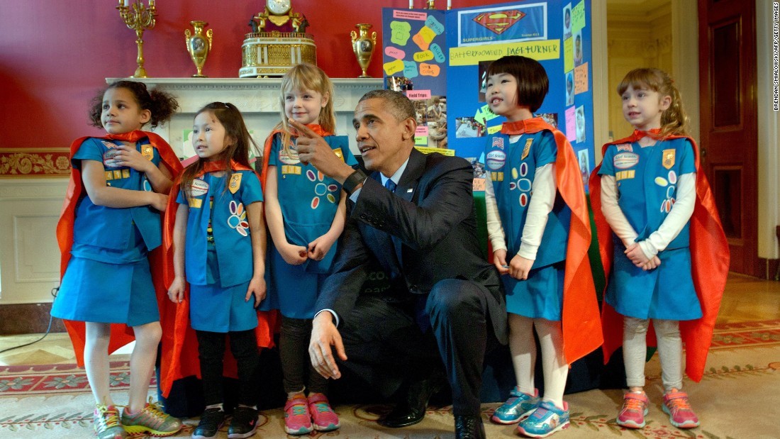 Barack Obama saluda a un grupo de Girl Scouts de seis años de edad al ver su presentación durante la Feria de Ciencias de la Casa Blanca del 2015 / Foto oficial de la Casa Blanca, 2015, por Pete Souza.