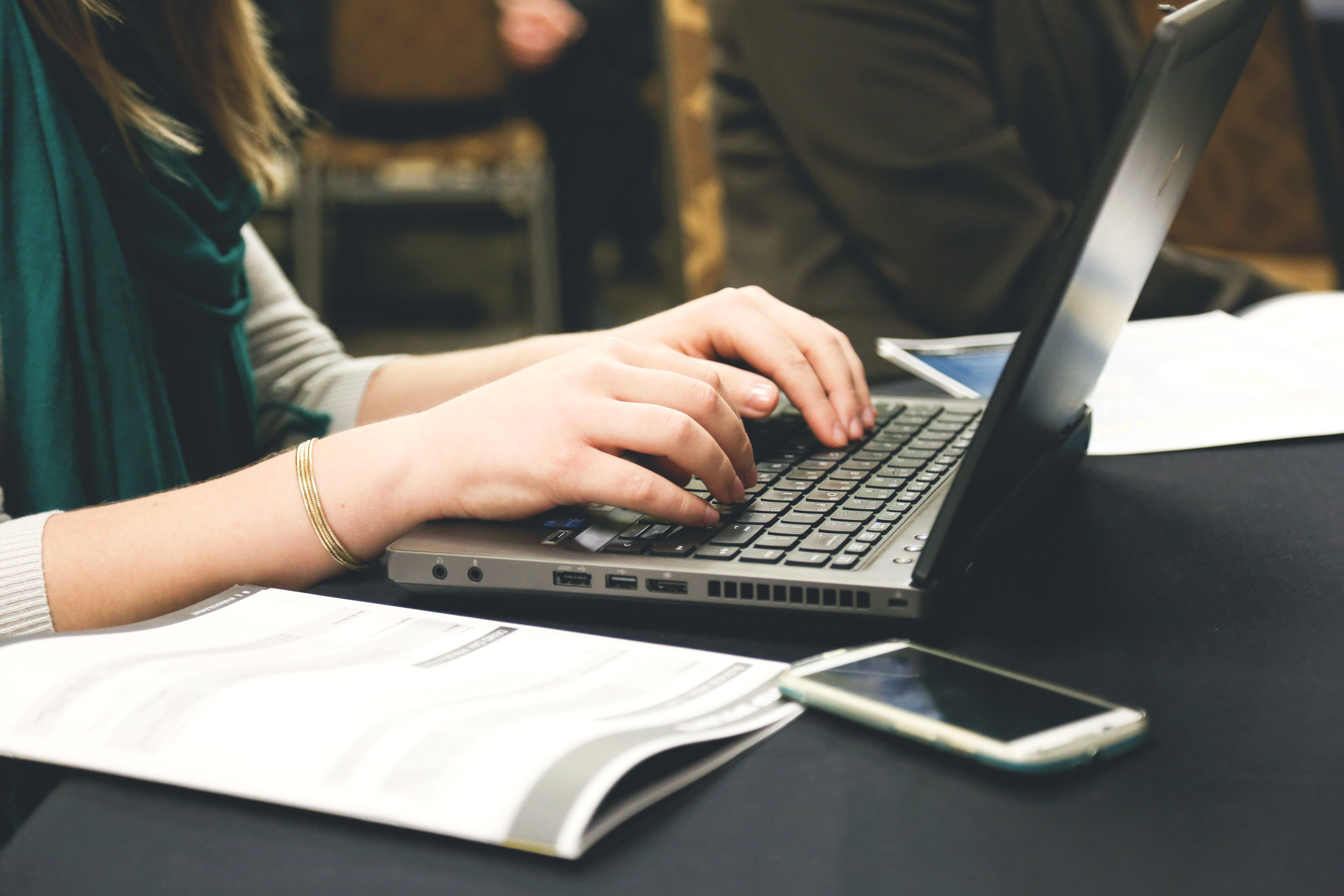 Un nuevo estudio revela que los estudiantes en línea ya no se conforman con la flexibilidad de los programas en línea, ellos necesitan más interacción con sus compañeros e instructores. - 