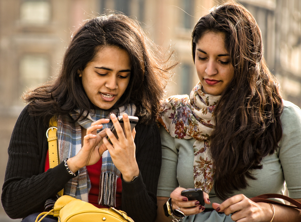 Estudiantes utilizando una app orientadora en la universidad.