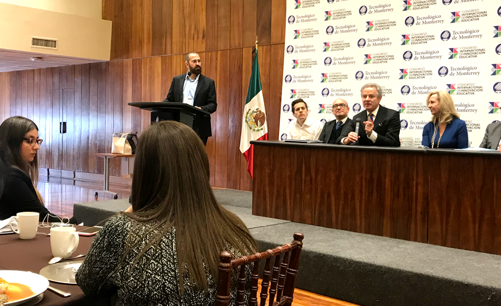 Charla de innovación educativa de medios y ponentes del CIIE 2017