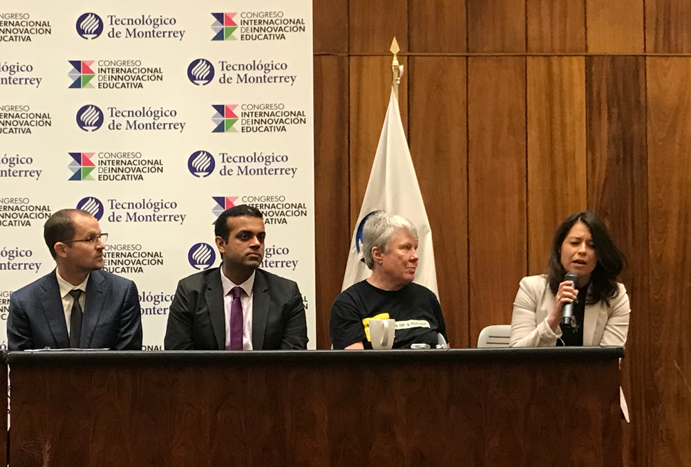 Conferencistas platican con medios en CIIE 2017